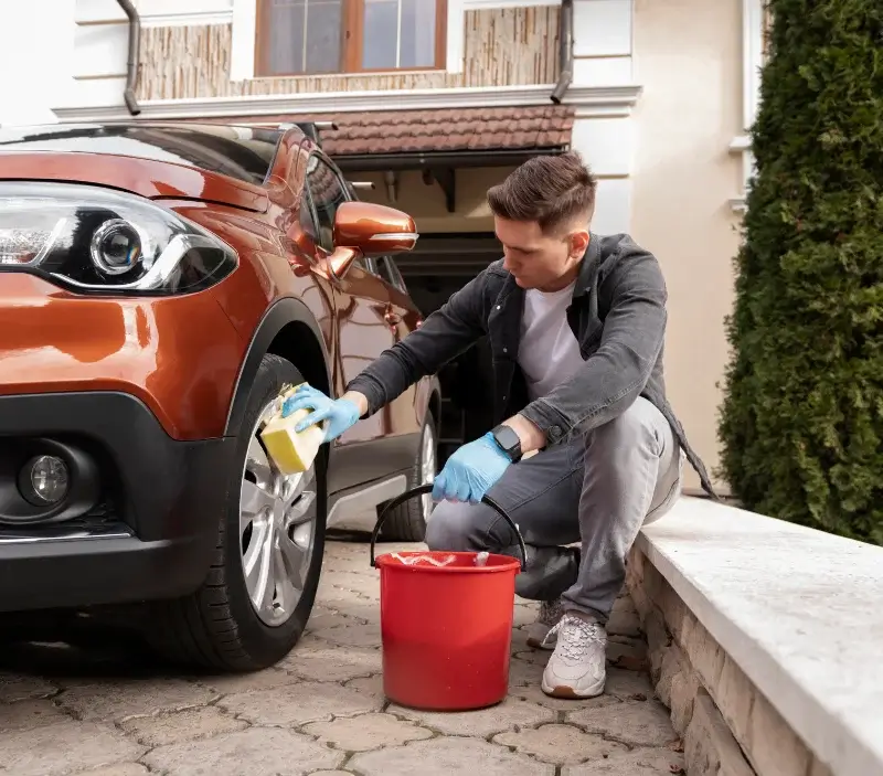 Lavage auto à domicile La Romieu : professionnel intervenant sur un véhicule